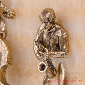 Картина Трио: скрипачка, контрабасист, саксофонист на ониксе