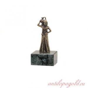 Статуэтка Горянка с кувшином на камне