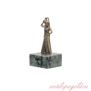 Статуэтка Горянка с кувшином на камне