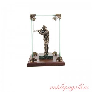 Статуэтка Спецназовец на камне в стеклянной коробке