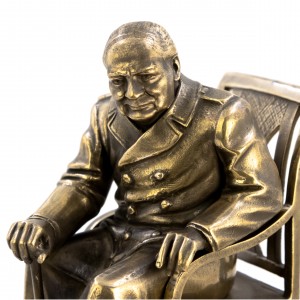 Черчилль на стуле
