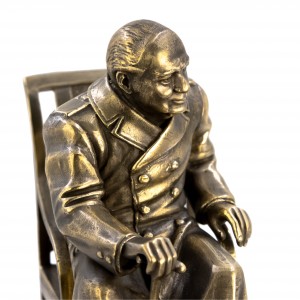 Черчилль на стуле