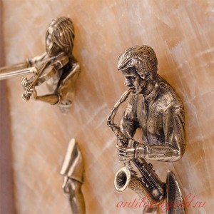 Картина-панно Скрипачка и саксофонист на натуральном камне оникс
