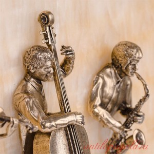 Картина Трио: скрипачка, контрабасист, саксофонист на ониксе