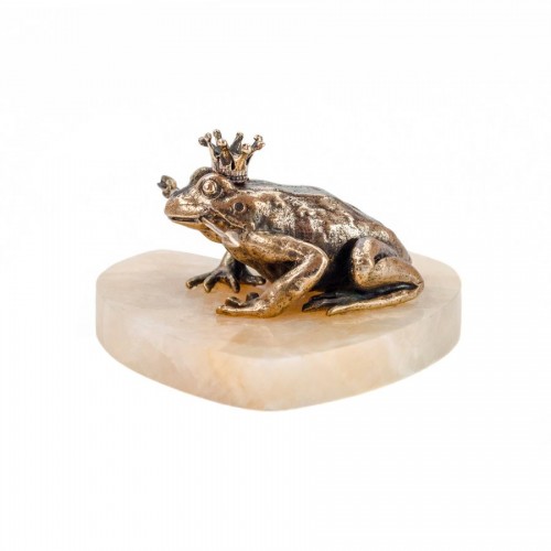 Статуэтка в виде лягушки с короной на натуральном камне