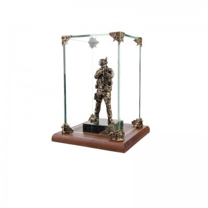 Статуэтка Спецназовец на камне в стеклянной коробке